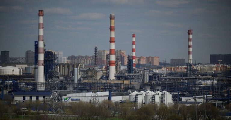 U.S. Clamps Down on Russian Oil Sales With New Sanctions U.S. Clamps Down on Russian Oil Sales With New Sanctions