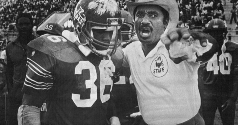 Archie Cooley, Football Coach Known as ‘the Gunslinger,’ Dies at 85 Archie Cooley, Football Coach Known as ‘the Gunslinger,’ Dies at 85