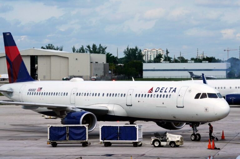 Planes collide while taxiing at Atlanta airport Planes collide while taxiing at Atlanta airport