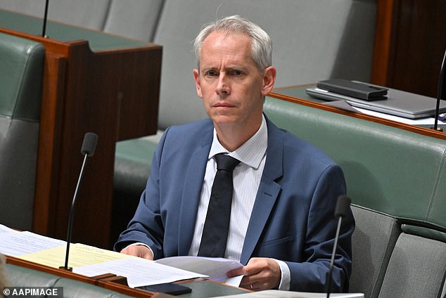 New evidence emerges Immigration Minister Andrew Giles was warned new law that helped sex offenders and other criminals avoid deportation was not fully tested Embattled Immigration Minister Andrew Giles was warned that new regulations introduced by him could help sex offenders avoid being deported from Australia