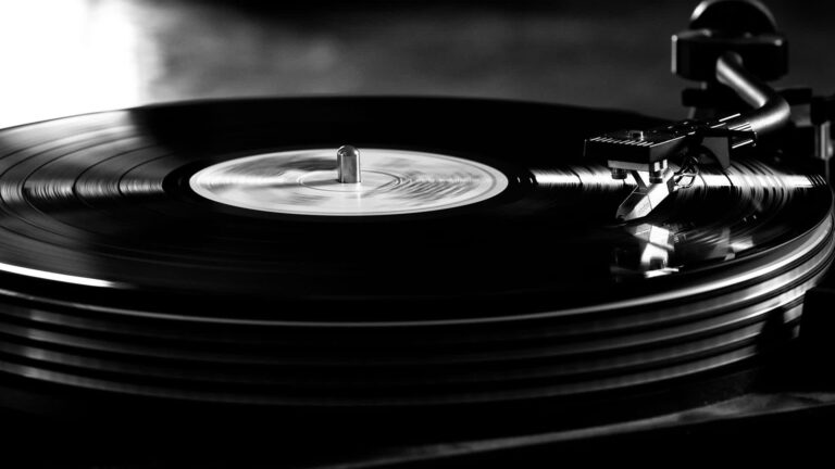 Vinyl is crushing CDs as music industry eclipses cinema, report says Vinyl is crushing CDs as music industry eclipses cinema, report says