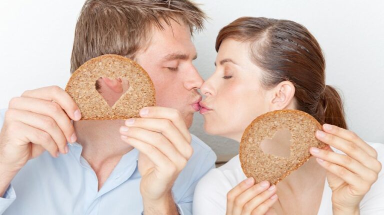 Celiac sufferers can safely kiss bread-eaters, study says Celiac sufferers can safely kiss bread-eaters, study says