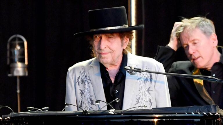 Watch Bob Dylan Perform ‘All Along The Watchtower’ With Billy Strings Watch Bob Dylan Perform 'All Along The Watchtower' With Billy Strings