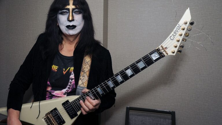Kiss Guitarist Vinnie Vincent Charges $250 for CD Single Kiss Guitarist Vinnie Vincent Charges $250 for CD Single